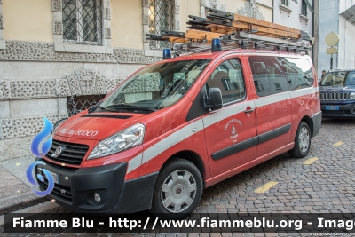 Fiat Scudo IV serie
Vigili del Fuoco
Unione Distrettuale di Trento
Corpo Volontario di Meano (TN)
VF 3H0 TN
Parole chiave: Fiat Scudo_IVserie VF3H0TN Santa_Barbara_2019