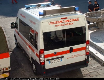 Fiat Ducato X250
Polizia Municipale Pisa
Parole chiave: Fiat Ducato_X250 Giornate_della_Protezione_Civile_Pisa_2007