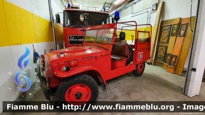 Fiat Campagnola I serie
Vigili del Fuoco
Unione Distrettuale della Bassa Val Venosta
Corpo Volontario di Silandro (BZ)
Bezirksverband Untervinschgau
Freiwillige Feuerwehr Schlanders
VF 1JL BZ
Parole chiave: Fiat Campagnola_Iserie VF1JLBZ