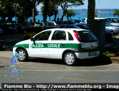 Opel Corsa III serie
Polizia Locale Sirmione BS
Parole chiave: Lombardia (BS) Polizia_Locale Opel_Corsa_IIIserie PL_Sirmione_BS