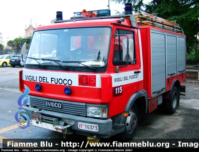 Iveco Zeta 65-12
Vigili del Fuoco
Comando Provinciale di Pordenone
Polisoccorso allestimento Baribbi
Modificato con lampeggianti strobo anteriori
VF 16373
Parole chiave: Iveco Zeta_65-12 VF16373