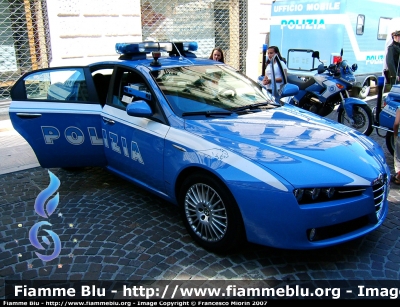 Alfa Romeo 159
Polizia di Stato
Squadra Volante
POLIZIA F6146
Parole chiave: Alfa-Romeo 159 POLIZIAF6146