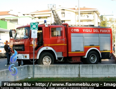 Iveco OM 160
Vigili del Fuoco
Comando Provinciale di Udine
AutoPompaSerbatoio allestimento Baribbi
VF 11707
Parole chiave: Iveco OM 160 VF11707