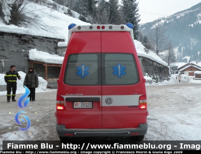 Volkswagen Transporter T5
Vigili del Fuoco
distaccamento Santo Stefano di Cadore (BL)
ambulanza in servizio per il SUEM 118 in tutto il territorio del Comelico e Sappada
Allestimento Bollanti Veicoli Sanitari
VF 25322
Parole chiave: Volkswagen_Transporter_T5 ambulanza VF25322 VVF_Santo_Stefano_Cadore_BL Bollanti