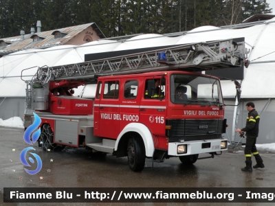 Iveco 140-25
Vigili del Fuoco
Comando Provinciale di Belluno
Distaccamento Permanente di Cortina d'Ampezzo (BL)
AutoScala allestimento Iveco-Magirus ricondizionata da Carrozzeria Fortini
VF 26206
Parole chiave: Iveco_140-25 Magirus Fortini VF26206