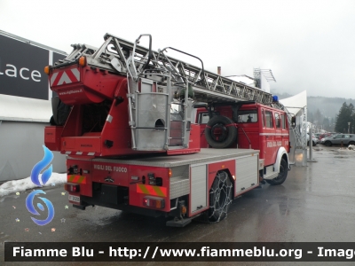 Iveco 140-25
Vigili del Fuoco
Comando Provinciale di Belluno
Distaccamento Permanente di Cortina d'Ampezzo (BL)
AutoScala allestimento Iveco-Magirus ricondizionata da Carrozzeria Fortini
VF 26206
Parole chiave: Iveco_140-25 Magirus Fortini VF26206