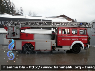 Iveco 140-25
Vigili del Fuoco
Comando Provinciale di Belluno
Distaccamento Permanente di Cortina d'Ampezzo (BL)
AutoScala allestimento Iveco-Magirus ricondizionata da Carrozzeria Fortini
VF 26206
Parole chiave: Iveco_140-25 Magirus Fortini VF26206