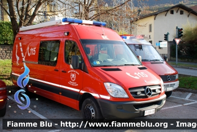 Mercedes-Benz Sprinter III serie
Vigili del Fuoco
Unione Distrettuale Bolzano
Bezirksverband Bozen
Sommozzatori dei Vigili del Fuoco Volontari
Taucher der Freiwillige Feuerwehrn
Ospitato dal corpo di Monticolo - Montiggl
Allestito Kofler Fahrzeugbau
VF 0GA BZ
Parole chiave: Mercedes-Benz Sprinter_IIIserie VF0GABZ