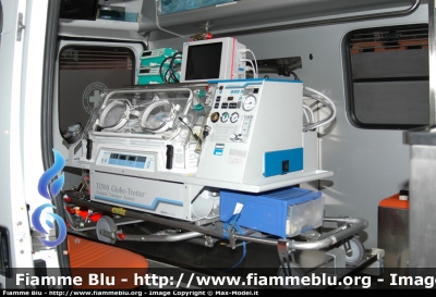 Fiat Ducato II Serie Neonatale
Particolare della culla caricata all'interno dell'ambulanza
Parole chiave: Fiat_Ducato_II  Ambulanza Croce_Rossa Alessi_&_Becagli Neonatale