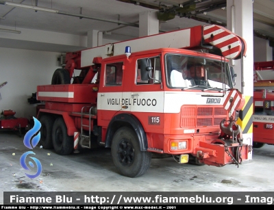 Fiat 697NP
Vigili del Fuoco
Comando Provinciale di Pistoia
AutoGru da 16 ton allestimento Cristanini
VF 10745
Parole chiave: Fiat 697NP VF10745