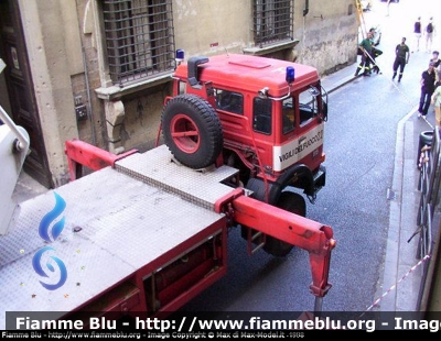 Iveco 330-30
Vigili del Fuoco
Comando Provinciale di Firenze
Snorkel recentemente alienato, qui in servizio in P.zza Pitti (FI) per un intervento
VF 14408
Parole chiave: Iveco 330-30 VF14408