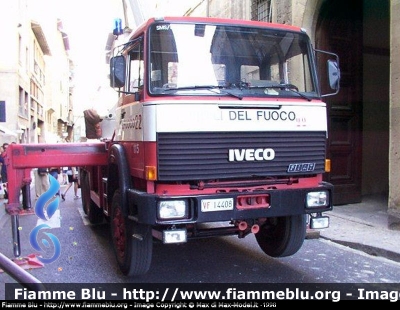 Iveco 330-30
Vigili del Fuoco
Comando Provinciale di Firenze
Snorkel recentemente alienato, qui in servizio in P.zza Pitti (FI) per un intervento
VF 14408
Parole chiave: Iveco 330-30 VF14408