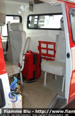 Fiat Ducato I serie
VVF La Spezia
Ducato Maxi Passo lungo
particolare vano sanitario
Parole chiave: Fiat Ducato_Iserie_maxi VF18019 VF_La_Spezia Servizio_Sanitario Ambulanza Calabrese