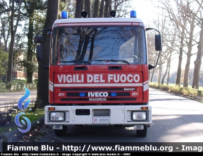 Iveco City2000 100E21 I serie
Vigili del Fuoco
Comando Provinciale di Firenze
AutoPompaSerbatoio allestimento Iveco-Magirus
fotografato durante un intervento
VF 21973
Parole chiave: Iveco City2000_100E21_Iserie VF21973