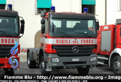 Mercedes-Benz Actros 2044 4x4 II serie
Vigili del Fuoco
Comando Provinciale di Pisa
VF 22003
Parole chiave: Mercedes-Benz Actros_2044_4x4_IIserie VF22003