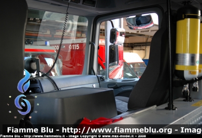 Mercedes-Benz Actros 1841 II serie
Vigili del Fuoco
Comando Provinciale di Firenze
AutoPompaSerbatoio
Interno cabina
VF 22607
Parole chiave: Mercedes-Benz Actros_1841_IIserie VF22607