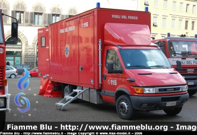 Iveco Daily III serie
Carro NBCR durante l'esercitazione di Firenze denominata
Palatina 2005
Parole chiave: Iveco Daily 3serie VF22830 NBCR Furgoni VF Firenze Palatina2005