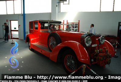 Isotta Fraschini 8A
Vigili del Fuoco
Museo di Milano
Nata come autovettura privata è stata poi ceduta il 9 Novembre 1939 al Comando di Milano, in seguito all'installazione di una pompa antincendio, la vettura entrò in servizio nel 1940 presso lo stesso comando come autovettura incendio fino al 1958
Parole chiave: Isotta_Fraschini8A Vigili_del_Fuoco Museo_Milano VF433 Autovettura_incendio