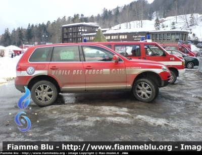 Volkswagen Touareg I serie
Vigili del Fuoco
Mezzo messo a disposizione dalla Volkswagen Autogerma di Verona per i Campionati di sci nazionali disputati all'Abetone (PT), notare la targa civile
Parole chiave: Volkswagen Touareg_Iserie VF Campionati_di_sci_Abetone Fuoristrada