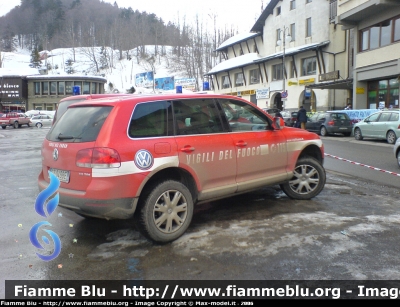 Volkswagen Touareg I serie
Vigili del Fuoco
Mezzo messo a disposizione dalla Volkswagen Autogerma di Verona per i Campionati di sci nazionali disputati all'Abetone (PT), notare la targa civile
Parole chiave: Volkswagen Touareg_Iserie VF Campionati_di_sci_Abetone Fuoristrada