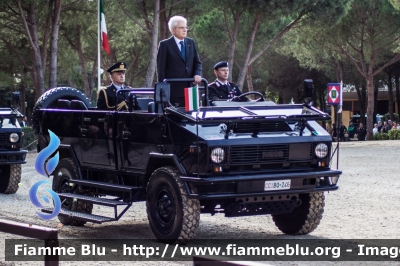 Iveco VM90
Carabinieri
VIII Battaglione "Lazio"
qui ripreso con il Presidente Mattarella
e le insegne del Quirinale
CC BQ246

203° Anniversario
dell'Arma dei Carabinieri
Parole chiave: Iveco VM90 CCBQ246 festa_carabinieri_2017