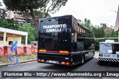 Mercedes-Benz Actros 1835 I serie
Carabinieri
Reggimento a Cavallo
CC BR 105

203° Anniversario
dell'Arma dei Carabinieri
Parole chiave: Mercedes-Benz Actros_1835_I_serie CCBR105 festa_carabinieri_2017