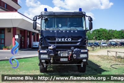 Iveco Trakker AT190T45W 4x4 II serie
Carabinieri
Raggruppamento Aeromobili
Servizio Antincendio Eliporti
Allestimento Magirus
CC DI 533

Si ringrazia il Comando Generale
dell'Arma dei Carabinieri per la disponibilità
Parole chiave: Iveco Trakker_AT190T45W_4x4_IIserie CCDI533