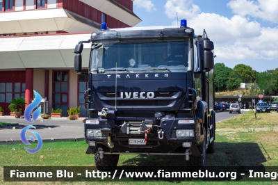 Iveco Trakker AT190T45W 4x4 II serie
Carabinieri
Raggruppamento Aeromobili
Servizio Antincendio Eliporti
Allestimento Magirus
CC DI 533

Si ringrazia il Comando Generale
dell'Arma dei Carabinieri per la disponibilità
Parole chiave: Iveco Trakker_AT190T45W_4x4_IIserie CCDI533