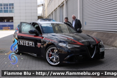 Alfa Romeo Nuova Giulia Quadrifoglio
Carabinieri
Nucleo Operativo e RadioMobile di Roma
CC DK 554
Parole chiave: Alfa-Romeo Nuova_Giulia_Quadrifoglio CCDK554