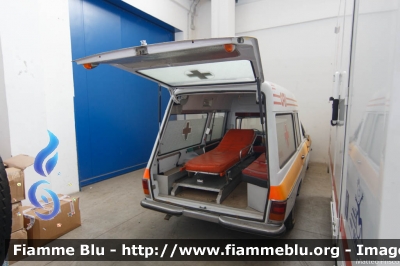 Mercedes-Benz 230/8
Croce Rossa Italiana
C.O.N.E.
Centro Operativo Nazionale Emergenze
allestimento carrozzeria Binz
*Veicolo Storico*
CRI 10117
Parole chiave: Mercedes-Benz 230/8 CRI10117