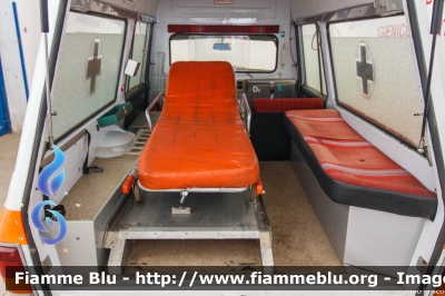 Mercedes-Benz 230/8
Croce Rossa Italiana
C.O.N.E.
Centro Operativo Nazionale Emergenze
allestimento carrozzeria Binz
*Veicolo Storico*
CRI 10117
Parole chiave: Mercedes-Benz 230/8 CRI10117