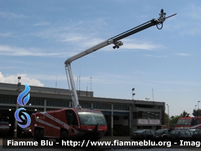 Oshkosh Bai Striker E
Vigili del Fuoco
Comando Provinciale di Roma
Distaccamento Aeroportuale di Fiumicino
VF 25299
Parole chiave: Oshkosh_Bai Striker_E VF25299