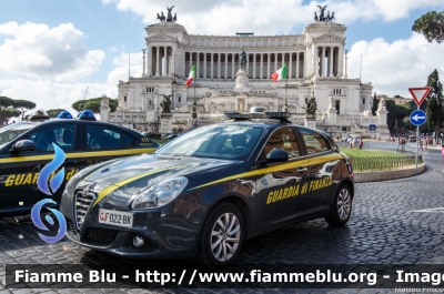 Alfa Romeo Nuova Giulietta
Guardia di Finanza
Allestita NCT Nuova Carrozzeria Torinese
Decorazione Grafica Artlantis
GdiF 022 BK
Parole chiave: Alfa_Romeo Nuova_Giulietta GdiF022BK