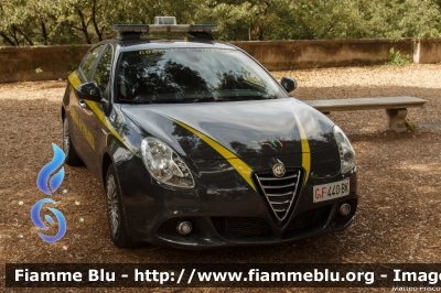 Alfa Romeo Nuova Giulietta
Guardia di Finanza
Allestita NCT Nuova Carrozzeria Torinese
Decorazione Grafica Artlantis
GdiF 440 BK
Parole chiave: Alfa_Romeo Nuova_Giulietta GdiF440BK