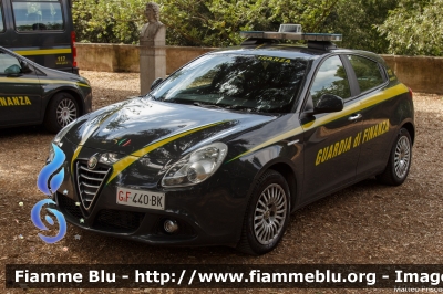 Alfa Romeo Nuova Giulietta
Guardia di Finanza
Allestita NCT Nuova Carrozzeria Torinese
Decorazione Grafica Artlantis
GdiF 440 BK
Parole chiave: Alfa_Romeo Nuova_Giulietta GdiF440BK