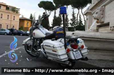 Harley Davidson Road King Police
Status Civitatis Vaticanae - Città del Vaticano
Gendarmeria
SCV 0177
Parole chiave: Harley_Davidson Road_King_Police SCV0177