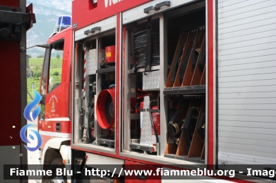 Iveco 120E23 I serie
Vigili del Fuoco
Distretto di Trento
Corpo Volontario di Lavis (TN)
APS allestimento Magirus
particolare lato sx
VF E72 TN
Parole chiave: Iveco 120E23_Iserie VFE72TN