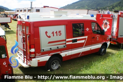 Mercedes Benz Sprinter III serie 4X4
Vigili del Fuoco
Unione Distrettuale di Fiemme
Corpo Volontario di Tesero (TN)
allestimento Brandschutz - Rosenbauer
VF 5H5 TN
Parole chiave: Mercedes_Benz Sprinter_IIIserie_4X4 VF5H5TN