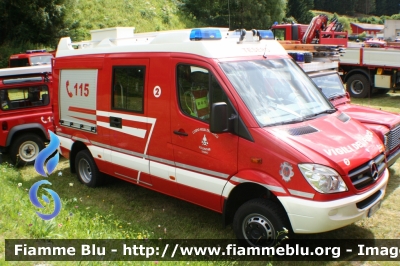 Mercedes Benz Sprinter III serie 4X4
Vigili del Fuoco
Unione Distrettuale di Fiemme
Corpo Volontario di Tesero (TN)
allestimento Brandschutz - Rosenbauer
VF 5H5 TN
Parole chiave: Mercedes_Benz Sprinter_IIIserie_4X4 VF5H5TN