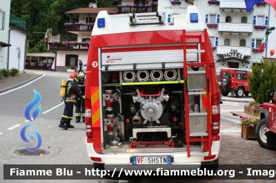 Mercedes Benz Sprinter III serie 4X4
Vigili del Fuoco
Unione Distrettuale di Fiemme
Corpo Volontario di Tesero (TN)
allestimento Brandschutz - Rosenbauer
VF 5H5 TN
Parole chiave: Mercedes_Benz Sprinter_IIIserie_4X4 VF5H5TN