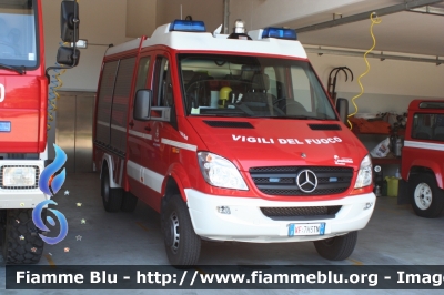 Mercedes-Benz Sprinter 4x4 III serie
Vigili del Fuoco
Distretto di Mezzolombardo
Corpo Volontario di Mezzolombardo (TN)
allestimento Brandschutz - Rosenbauer
VF 7H3 TN
Parole chiave: Mercedes-Benz Sprinter_4x4_IIIserie VF7H3TN