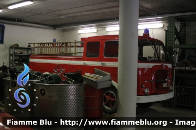 Fiat 650N
Vigili del Fuoco
Distretto di Mezzolombardo
Corpo Volontario di Mezzolombardo (TN)
allestimento Baribbi
VF J74 TN
Parole chiave: Fiat 650N VFJ74TN