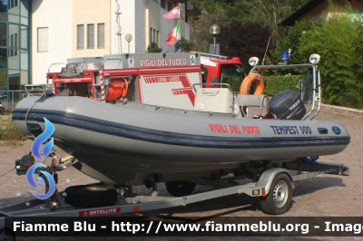 Gommone Tempest 500
Vigili del Fuoco
Distretto di Trento
Corpo Volontario di Lona-Lases (TN)
VF RX62 TN
Parole chiave: Gommone Tempest 500