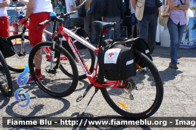 Mountain Bike Specialized
Croce Rossa Italiana
Comitato dei Comuni dell'Appia (RM)
Parole chiave: Mountain_Bike Specialized roma_drone_show_2015