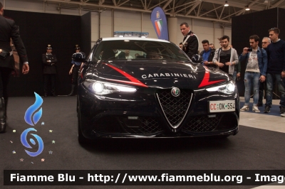 Alfa Romeo Nuova Giulia Quadrifoglio
Carabinieri
Nucleo Operativo e RadioMobile di Roma
CC DK 554
Parole chiave: Alfa-Romeo Nuova_Giulia_Quadrifoglio CCDK554