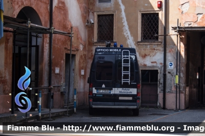 Fiat Ducato II serie
Polizia Locale Verona
Ufficio Mobile
allestimento Bertazzoni
BF238BH
-vecchia livrea Polizia Municipale-
Parole chiave: Fiat Ducato_IIserie