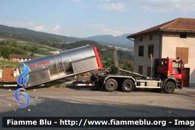 Iveco Stralis AD260S42 I serie
Vigili del Fuoco
Unione Distrettuale di Fondo
Distaccata al Corpo Volontario di Castelfondo (TN)
mezzo con attrezzatura scarrabile
qui con cisterna per acqua potabile
allestita Tecno-Gen
VF 9G8 TN
Parole chiave: Iveco Stralis_AD260S42_Iserie VF9G8TN