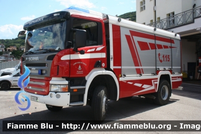 Scania P380 4x4 I serie
Vigili del Fuoco
Unione Distrettuale di Trento
Corpo Volontario di Sopramonte (TN)
AutoPompaSerbatoio allestimento Rosenbauer
VF 4D0 TN
Parole chiave: Scania P380_4x4_Iserie VF4D0TN