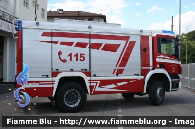 Scania P380 4x4 I serie
Vigili del Fuoco
Unione Distrettuale di Trento
Corpo Volontario di Sopramonte (TN)
AutoPompaSerbatoio allestimento Rosenbauer
VF 4D0 TN
Parole chiave: Scania P380_4x4_Iserie VF4D0TN