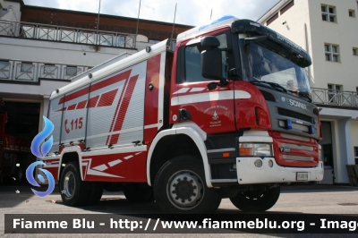 Scania P380 4x4 I serie
Vigili del Fuoco
Unione Distrettuale di Trento
Corpo Volontario di Sopramonte (TN)
AutoPompaSerbatoio allestimento Rosenbauer
VF 4D0 TN
Parole chiave: Scania P380_4x4_Iserie VF4D0TN